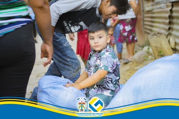 Entrega de alimentos básicos —arroz, frijol y maíz— en el sector de la Cimaga,
